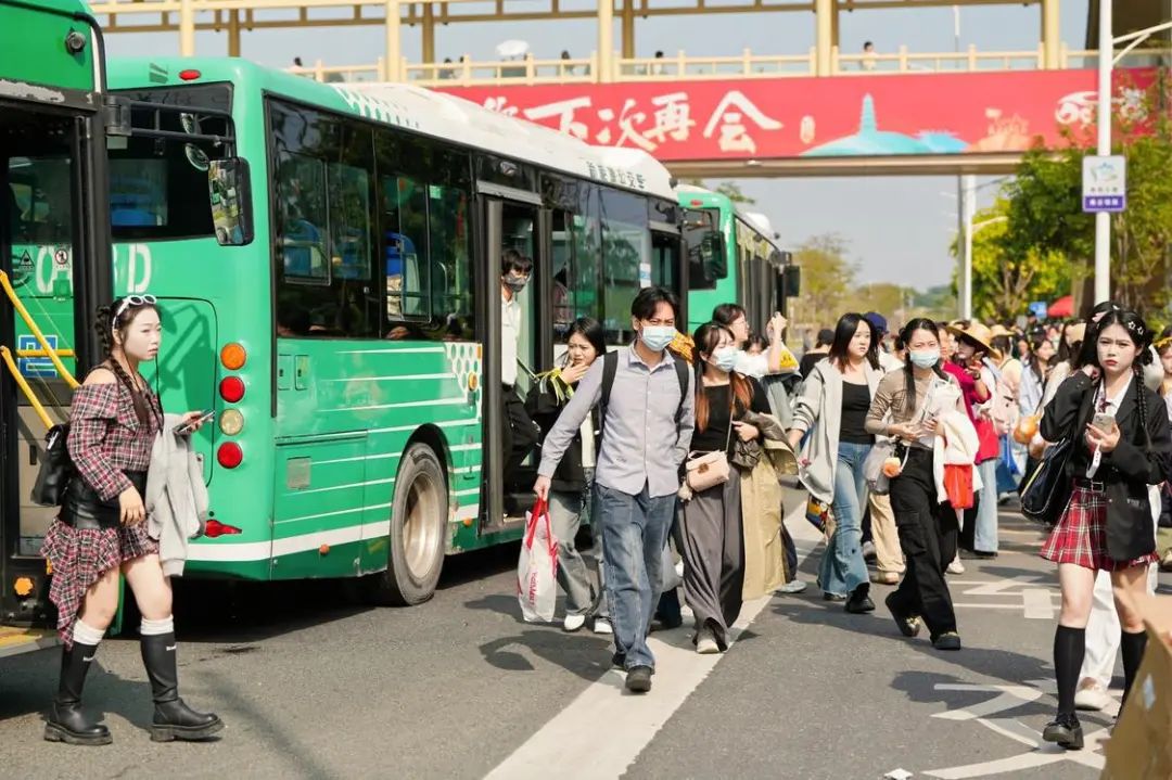 市民乘坐免費公交接駁車前往活動場地。禪城融媒記者鄭燦鋒攝